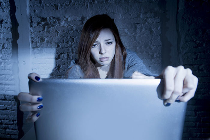 acoso-mujer-cyber-bullying-redes