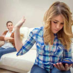 smartphone-familia-enojado-millennial