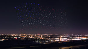 Una flota de drones Intel Shooting Star dibuja la bandera de Estados Unidos durante el intermedio Super Bowl LI (Crédito: Intel Corporation)
