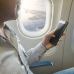 movil-avion-pasajero-internet-smartphone