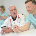 movil-smartphone-doctor-hospital-salud