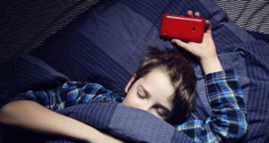 Piden a Apple combatir adicciones de niños al iPhone