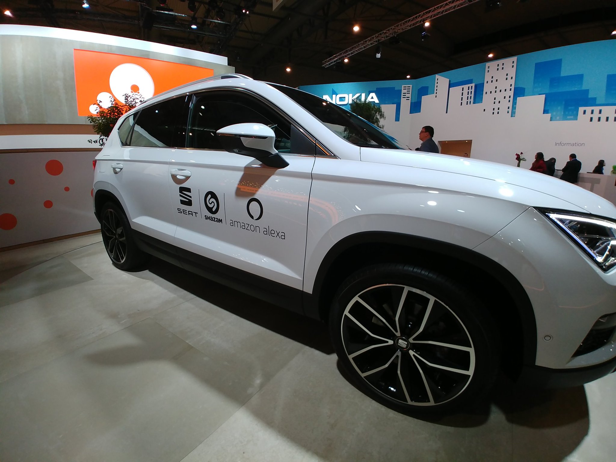 La firma española de autos SEAT integra el asistente de voz Amazon Alexa en sus vehículos