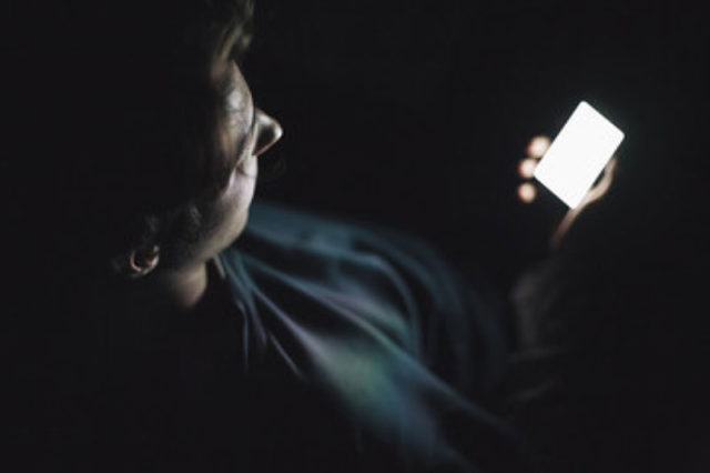 La luz de los smartphones afecta a la córnea y retina