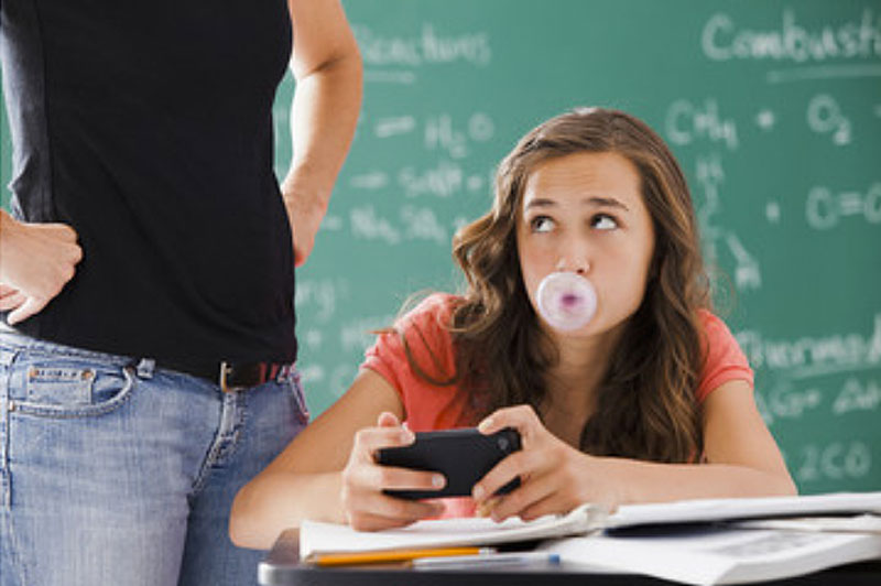 Italia prohíbe el uso de los teléfonos móviles en clase en los colegios e  institutos