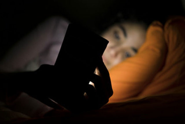 Culpan a móviles y redes sociales por falta de sueño en jóvenes