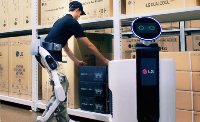 CLOi Suitbot, el primer exoesqueleto de LG para transportar paquetes