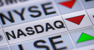 El Nasdaq cae 1% por demanda de chips y guerra comercial
