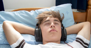 Peligra audición de 1,100 millones de jóvenes por uso de audífonos