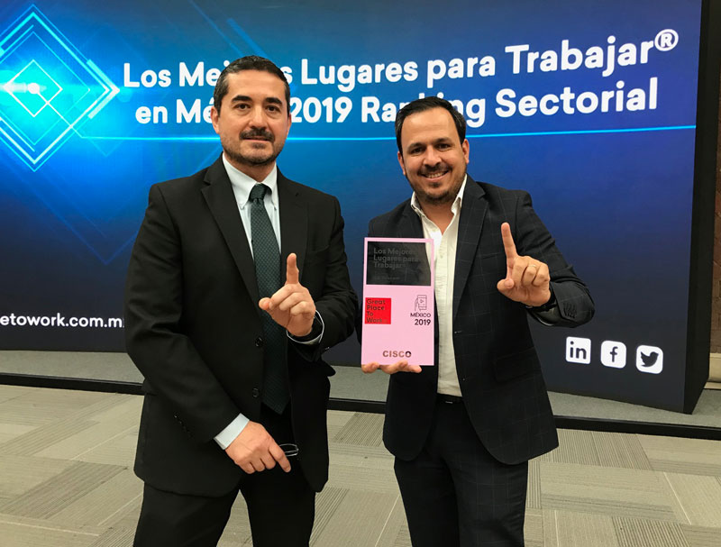 Mauricio Ortiz Portillo y Fernando Pujol, Gerente y Director de Recursos Humanos de Cisco, reciben el reconocimiento del GPTW